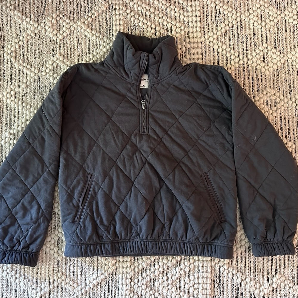 Abercrombie & Fitch Quilted Quarter Zip; size M; dark gray color
